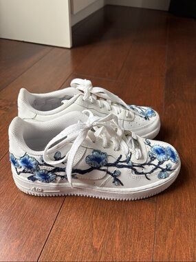 White Low-Top Sneakers with Blue Floral Embroidery